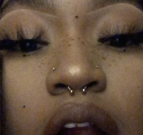 Cute Nose Piercings, Pinky Girl, Medusa Piercing, Pretty Ear Piercings, Face Piercings, Cool Piercings, Swag Makeup, Cute Piercings, Body Jewelry Piercing