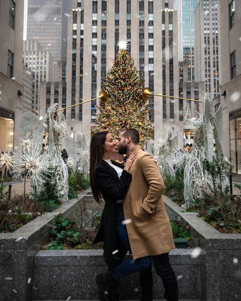 Quoi faire à New York à Noël ? Le sapin du Rockefeller Center. Photography Infographic, Christmas Engagement Photos, New York Noel, Christmas Couple Photos, Christmas Couple Pictures, Rockefeller Center Christmas, Christmas Proposal, Nyc Photoshoot, Photo New York