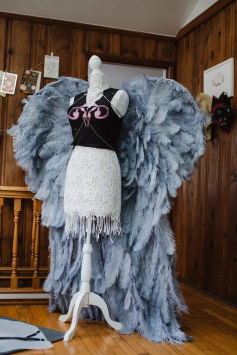 21+ DIYs on How to Make Angel Wings | Guide Patterns Victoria Secret Angel Costumes, Wings Victoria Secret, Wings Diy, Victoria Secret Wings, Angel Ideas, Wings Photography, Disney Craft, Diy Angel Wings, Tree Costume