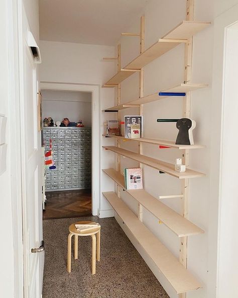 Diy Open Bookshelf, Open Shelving Living Room, Wall Shelving, Retail Store Display, Open Bookshelves, Shelf System, Wall Bookshelves, Simple Furniture, Bookshelves Diy