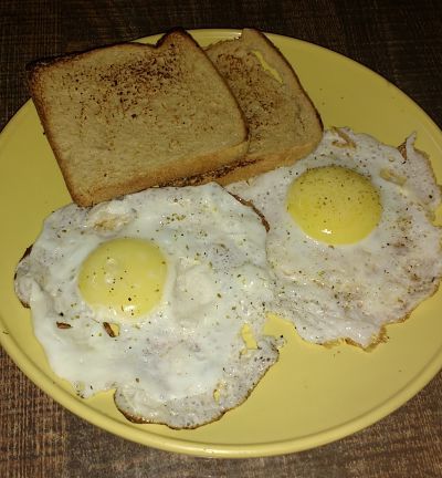 Half fry eggs with toast - Click to see Recipe and Nutrition Chart Half Fry Egg, Bread And Egg, Toast And Eggs, Fry Egg, Egg Fry, Eggs Toast, Cake Story, Eating Food Funny, Collage Des Photos