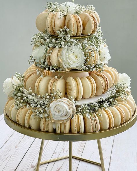 Wedding Macarons Display, Wedding Food Table Ideas, Table Dessert Ideas, Macaroons Tower, Boho Cookies, Macaroon Tower, Comunion Cake, Macaroon Cake, Wedding Macarons