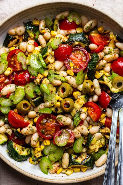 white bean salad summer vegetables Pizza Bean Salad, Summer Bean Soup, Summer Lunch Ideas Vegetarian, Summer Salad Vegan, Long Lasting Salads, White Beans Salad, White Bean Salad Recipes Healthy, Italian Bean Salad, Bean Dinner Ideas