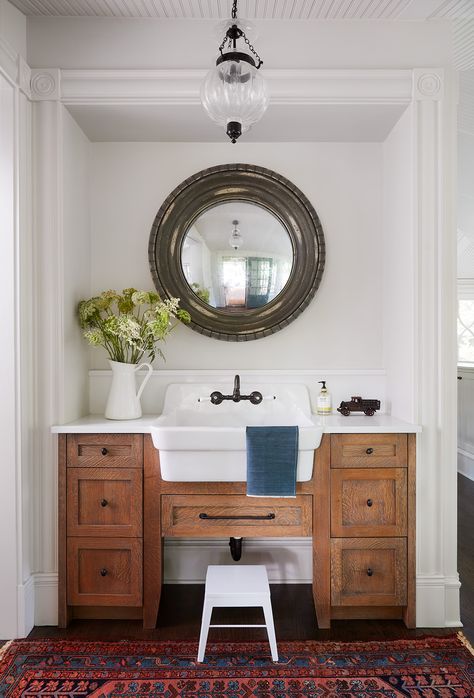 Greenview | 2to5 Design Mudroom farmhouse sink with round mirror. Clever Bathroom Storage, Farmhouse Bathroom Sink, Bathroom Vanity Storage, Eclectic Farmhouse, Farmhouse Bathroom Vanity, Bathroom Model, Trough Sink, Casa Country, Wooden Vanity