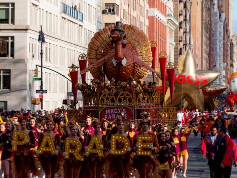 Our Favorite Photos of How the Macy’s Thanksgiving Day Parade Has Changed From 1929-2020 Macys Thanksgiving Day Parade, Beetlejuice Cast, Macy's Day Parade, Macys Thanksgiving Parade, Macy’s Thanksgiving Day Parade, High School Marching Band, Then And Now Photos, Thanksgiving Parade, Thanksgiving Day Parade