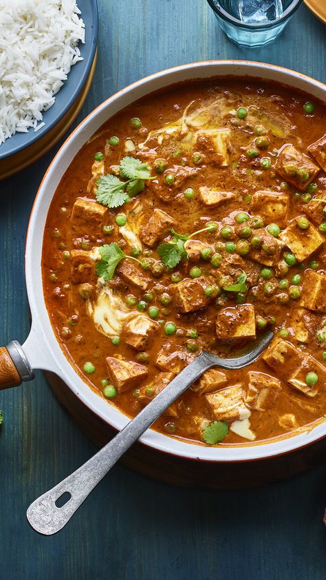 A pan full of paneer curry with green peas and coriander leaves. Cosy Recipes, Comfort Food Dinner Ideas, Uni Meals, Paneer Curry Recipes, Butter Paneer, Paneer Curry, Curry In A Hurry, Cosy Season, Diwali Recipes