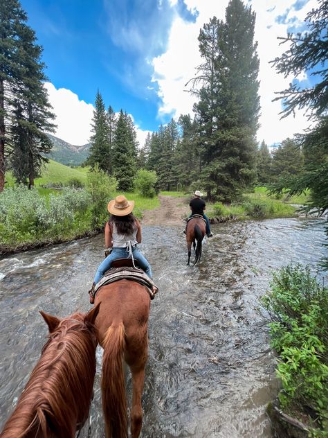 Spring Hiking Outfits, Foto Cowgirl, Hiking Outfits, Spring Hiking, Between Two Worlds, Looks Country, Western Life, Cowgirl Aesthetic, Horse Aesthetic