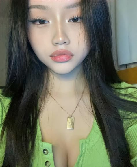 Makeup Chinese, Pretty Girl Aesthetic, Downtown Girl Aesthetic, Chinese Social Media, Gyaru Makeup, Douyin Makeup, Casual Makeup, Make Up Inspo, Cute Makeup Looks