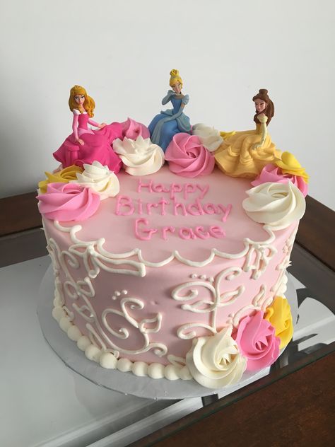 Sheet Cake Princess Cakes, Disney Princess Cake With Figurines, Princess Cake And Cupcakes, Disney Princess Cake Ideas Buttercream, Princess Small Cake, Easy Princess Party Ideas, Easy Princess Cake Ideas, Round Princess Cake, Small Disney Princess Cake