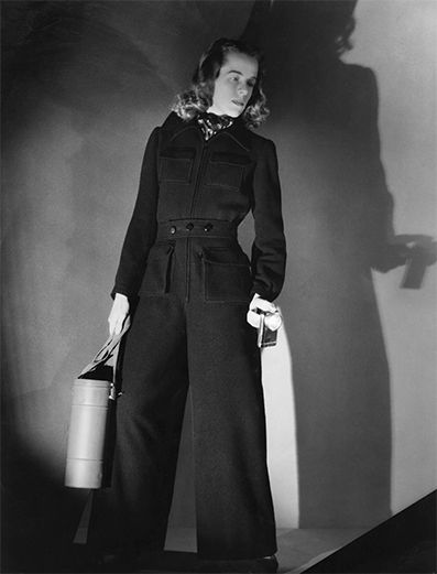 Maison Schiaparelli - Key dates 1939 Creation of a jumpsuit with a large zips and maxi pockets (intended to hold the equivalent of a handbag) and suits with integrated bags to pre-empt the air raids. Elsa Schiaparelli, Air Raid, Vogue India, 1930s Fashion, Workwear Fashion, 1940s Fashion, Pantalon Large, Jumpsuit Fashion, Mode Vintage