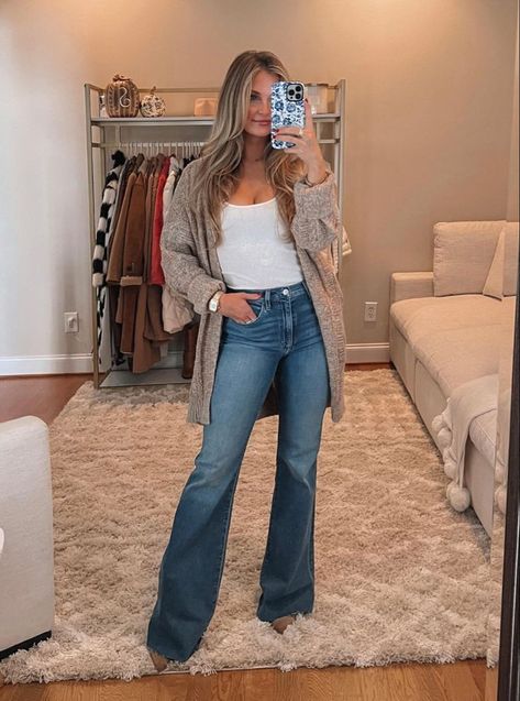 Western Fashion Outfits Winter, Southern Womens Fashion, Flare Jeans Outfit Business Casual, Work Western Outfits Women, Nashville Jeans Outfit, Southern Women Outfits, Western Style Fashion, Recruiter Outfits, Bellbottom Jeans Outfit