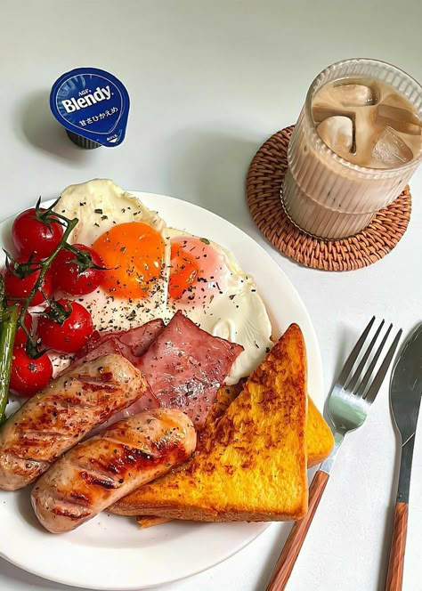 Western Breakfast Ideas, English Breakfast Aesthetic, Brunch Plate, Aesthetic Meals, Western Breakfast, Healthy Breakfast Menu, Plating Ideas, Food Anime, Bakery Foods