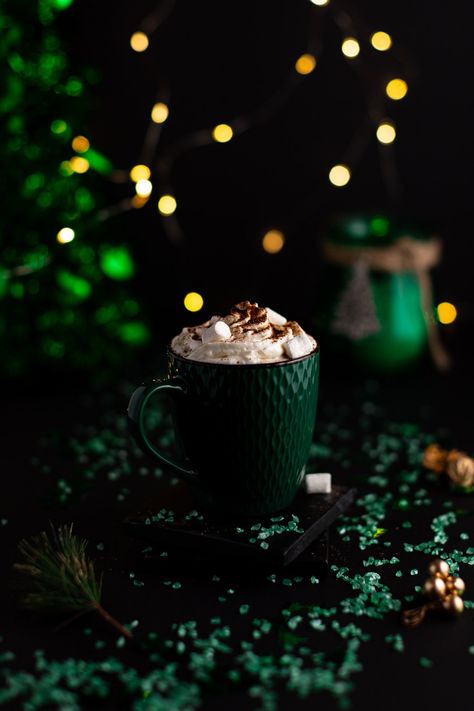 Baileys Hot Chocolate (the BEST winter hot chocolate) Hot Chocolate With Baileys, Baileys Whipped Cream, Alcoholic Hot Chocolate, Baileys Hot Chocolate, Winter Hot Chocolate, Chocolate Calories, Homemade Baileys, Baileys Recipes, Irish Cream Liqueur