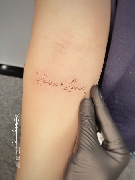 Tattoo Of Names Woman, Tatuaje Hijos Ideas, Tattoo Ideas With Kids Names, Children Name Tattoo Ideas For Women, 2 Name Tattoo Ideas, Tattoo For Your Kids, Mom Of 2 Tattoo, Two Name Tattoo Ideas, Kids Names Tattoo