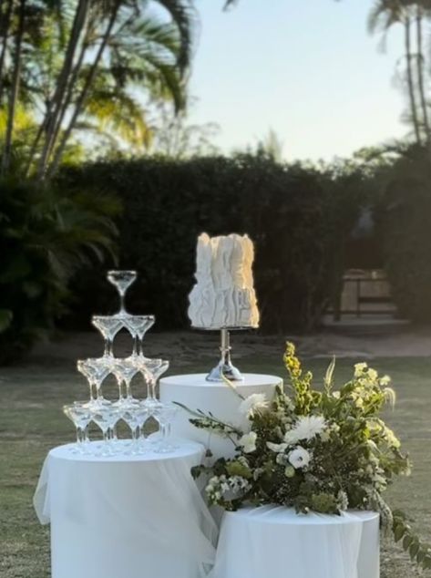 Wedding Entrance Drinks Table, One Color Wedding, Nonfloral Centerpiece Ideas Wedding, Small Classy Wedding Ideas, Clean Aesthetic Wedding, Bridal Shower Luxury, Tuscan Wedding Aesthetic, Elegant Black Tie Wedding Decor, Summer 2025 Wedding