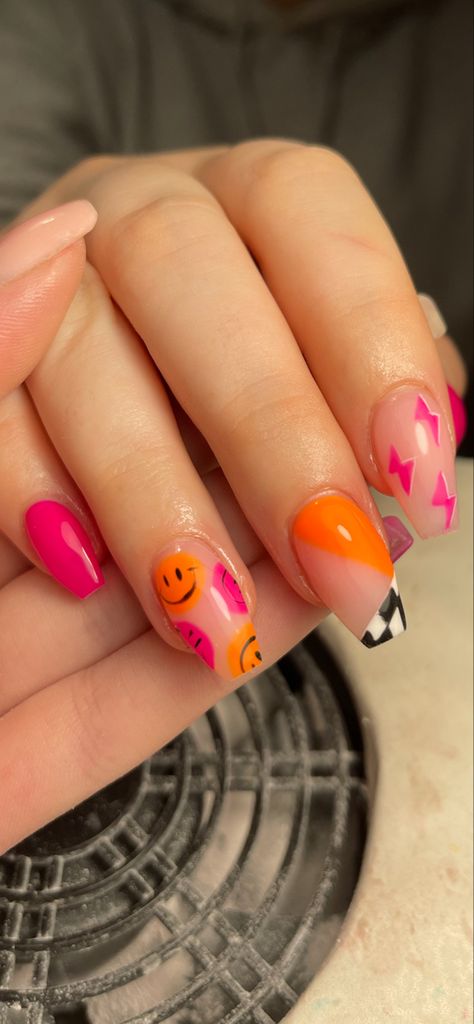 Nail Designs Pink, Construction Nails, Rodeo Nails, Pink Black Nails, Bright Summer Nails Designs, Art Nail Designs, Sns Nails Colors, Checkered Nails, Neon Abstract