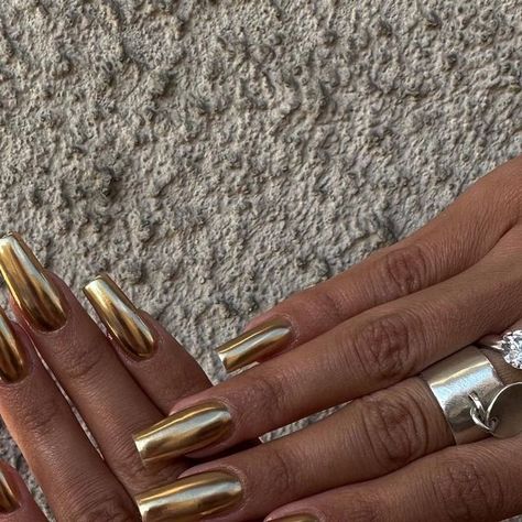 𝐍𝐀𝐈𝐋𝐒 𝐁𝐘 𝐀𝐔𝐕𝐄   ❥ on Instagram: "Gold chrome nails 🌞✨🍯⚡️🥂 en amouuuur pour cette pose!!!!  Chrome gold @aliexpressfr Capsules @mdinfinity_fr   #chrome #chromenails #nailschrome #gold #goldnails #nailsgold #goldchrome #chromegold #aliexpress #nails #nail #nailsart #nailart #nailsofinstagram #nailsnailsnails #nailsdesign #nailsoftheday #pinterestnails #longnails #squarenails #coffin #coffinnails #summernails #nailssummer #augustnails #nailsmagazine #marmande #bordeaux #bordeauxnails #nailsinspiration" Gold Chrome Nails Coffin, Gold Monochrome Nails, Autumn Birthday Nails, White Gold Chrome Nails, Gold Chrome Nails Designs Almond, Turquoise Gold Nails, Gold Nail Extensions, All Gold Nails, White And Gold Chrome Nails