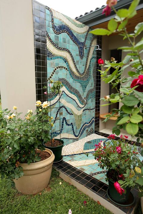 Outdoor Wall Mosaic Ideas, Tiled Outdoor Wall, Mosaic Porch, Mosaic Shower Wall, Outside Shower Ideas, Outside Wall Decor, Outside Wall Art, Dog Friendly Backyard, Cream Plain