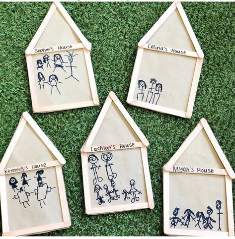 Keluarga Saya, Preschool Family, House Crafts, Family Theme, 카드 디자인, Aktivitas Montessori, Kindergarten Art, Beginning Of School, Preschool Classroom