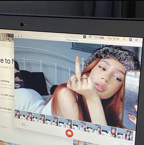 Laptop Photoshoot Aesthetic, Computer Pictures Aesthetic, Tech Girl, Photobooth Pictures, Cute Instagram Pictures, Selfie Poses Instagram, Camera Selfie, Best Poses For Pictures, Black Love Art