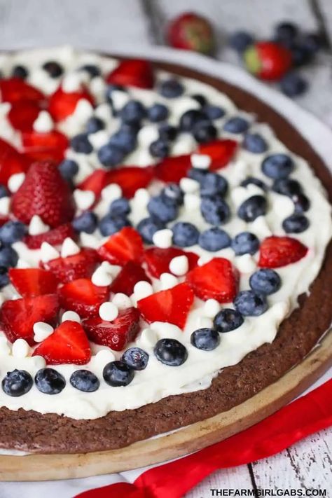 You can't go wrong with a brownie pizza! This red, white and blue Star-Spangled Brownie Pizza is perfect for any 4th of Juoly or patriotic celebration. Bring this easy patriotic recipe to your July 4th picnic. Also be sure to check out these best 4th of July dessert recipes for your party. These summer dessert recipes are delicious! Blue Desserts Recipes, Brownie Pizza, 4th Of July Dessert, Patriotic Desserts, Blue Desserts, Blueberry Sauce, 4th Of July Desserts, Rainbow Cookies, Summer Dessert Recipes