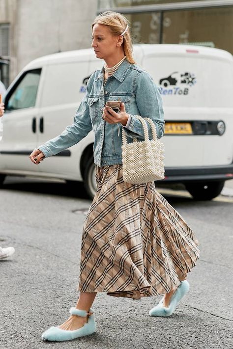 The Latest Street Style From London Fashion Week | Who What Wear UK Spring Women Outfits, Emerging Designers Fashion, Street Style Bags, London Fashion Week Street Style, London Fashion Weeks, Older Women Fashion, Street Style Edgy, Women Fashion Edgy, York London