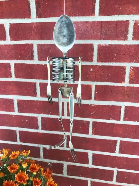 silverware skeleton wind chime Silverware Storage, Cutlery Art, Silverware Crafts, Silverware Art, Spoon Art, Diy Wind Chimes, Fork And Spoon, Silverware Jewelry, Welding Art