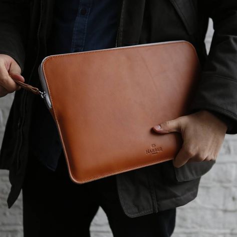 We call it internally S7. An uber practicall every day leather laptop and MacBook folio sleeve. Please choose from the drop down menu your device and the desired colour. Our new laptop and MacBook leather folio sleeve has been designed to merge the classic folio sleeve with a minimal and practical approach. Keeping it simple was the hardest thing. Designed with an anti-scratch metal zipper to keep your beloved gadgets safe and with a 100% wool felt lining to offer a nice cushioning and body. ... Apple Bag, Leather Macbook Case, Leather Laptop Sleeve, Leather Laptop Case, Notebook Case, Laptops For Sale, Mac Book, Macbook Sleeve, Mac Laptop