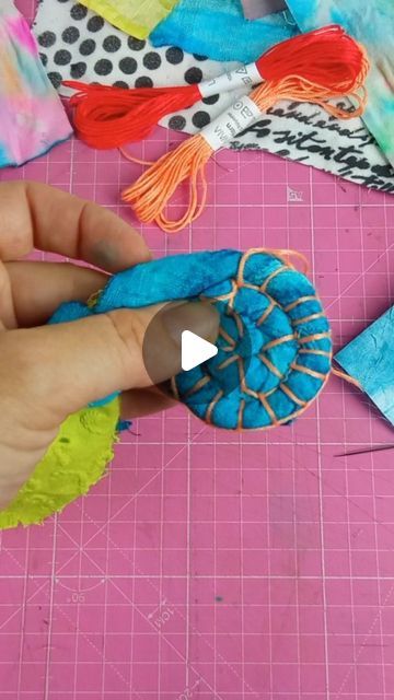 Fabric Yarn Projects, Coiled Baskets Tutorial, Coil Basket Weaving, Cord Crafts Diy, Easy Basket Weaving, Coiled Rope Basket Diy, Fabric Vessels, Leftover Yarn Project, Upcycling Fabric