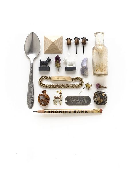 Each collection represents a portrait of a particular person through their belongings. / by jessicanaples via Flickr. Knolling Photography, Things Organized Neatly, Collections Of Objects, Polaroid Pictures, Flat Lay Photography, Half Face, Found Object, Up Girl, Design Layout