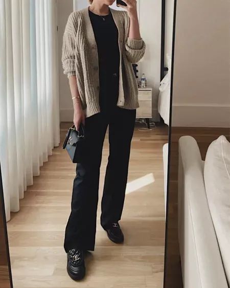 Black Pants And Loafers Outfit, Tan Cardigan Outfit Work, Loafers And Pants Outfit, Black Cardigan Outfit Winter, Beige Cardigan Outfit Winter, Cardigan Office Outfit, Cardigan Work Outfit, Beige Cardigan Outfit, Tan Cardigan Outfit