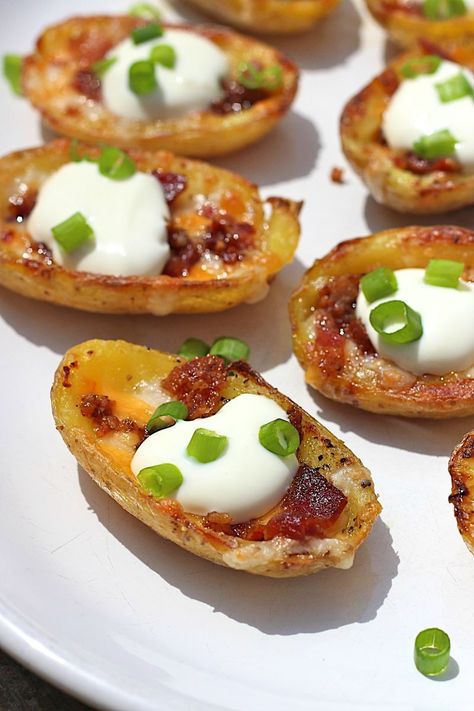 Mini Potato Skins Superbowl Food Appetizers, Tailgate Snacks, Mini Potatoes, Bowl Party Food, Superbowl Appetizers, Elegant Appetizers, Football Snacks, Fingerfood Party, Football Party Food