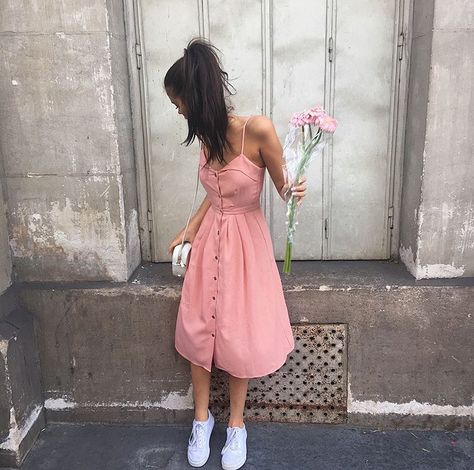 Pink dress, white trainers Sahar Luna, Mode Hippie, Mode Style, Looks Vintage, Mode Outfits, Outfits Casuales, Spring Dresses, A Flower, Pretty Dresses