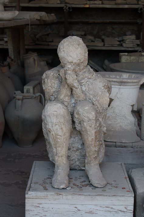 How did archaeologists retrieve such life-like casts of the bodies of Vesuvius’s victims? The key to the revival of Pompeii's citizens is plaster. Pompeii Bodies, Pompeii City, Ancient Pompeii, Pompeii Ruins, Pompeii Italy, Pompeii And Herculaneum, Body Cast, Plaster Cast, Pompeii