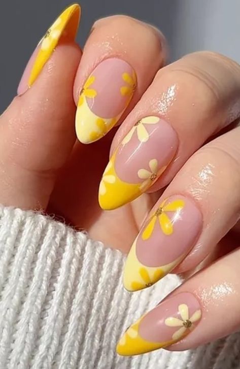 Yellow Themed Nails, Margarita Nails Design, Nails Margaritas, Yellow Flowers Nails, Yellow Bee Nails, Daffodil Nails, Yellow Nails Aesthetic, Yellow Nails With Flowers, Yellow Floral Nails