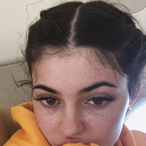 See this Instagram photo by @kyliejenner • 2.1m likes Maquillaje Kylie Jenner, Instagram Brows, Looks Kylie Jenner, Estilo Kylie Jenner, Eyelash Extensions Styles, Kylie J, Kim K Style, Kardashian Kollection, Kylie Kristen Jenner