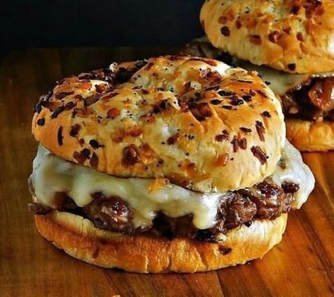 French Onion Soup Burgers Recipe With French Onion Soup, Onion Soup Burgers, Gourmet Burger, Best Burger Recipe, Gourmet Burgers, Hamburger Recipes, Gruyere Cheese, Burger Recipe, Onion Soup Mix