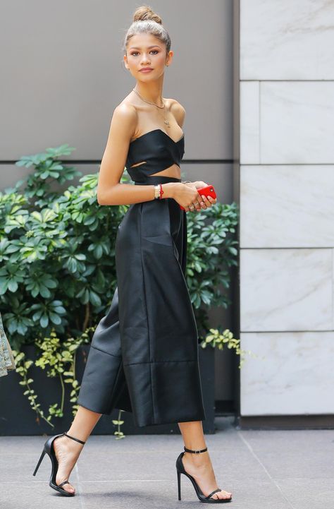 Zendaya looked radiant as she made her way about town rocking a Solace London jumpsuit. Mode Zendaya, Estilo Zendaya, Culottes Outfit, Minimalist Moda, Latest Summer Fashion, Zendaya Outfits, Zendaya Style, Kendall Jenner Outfits, Stil Inspiration