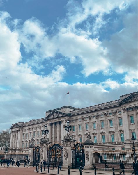 london, royal, buckingham palace London Buckingham Palace Aesthetic, British Royal Aesthetic, British Royal Family Aesthetic, Buckingham Palace Aesthetic, Victorian London Aesthetic, Palace Aesthetic, London Weekend, Mermaid Tales, Buckingham Palace London