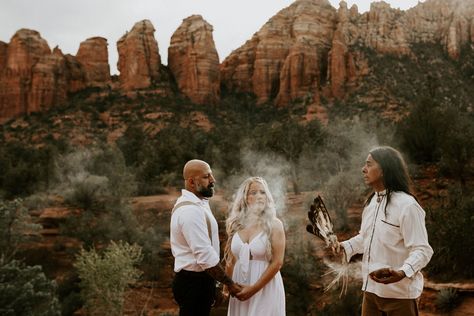 Love this unique and traditional Native American wedding ceremony for this elopement in the beautiful red rocks of Sedona! Photo by Erika Greene Photography. Click to see the full blog post of this elopement. Native American Wedding Traditions, American Wedding Traditions, Navajo Wedding, Sedona Elopement, Native American Wedding, Pagan Wedding, Magic Day, Wedding Traditions, American Wedding