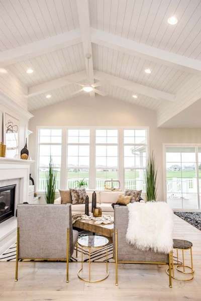 Vaulted Ceiling Design Vaulted Ceiling Ideas, Vaulted Ceiling Living Room, Shiplap Ceiling, Plafond Design, Cottage Interior, Room Additions, Living Room Ceiling, White Ceiling, Traditional Living