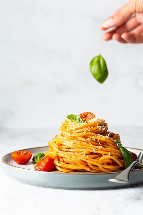 Spaghetti Pomodoro, Pasta Pomodoro, Tomato Basil Pasta, Cherry Tomato Pasta, Food Art Photography, Food Photography Tips, Food Display, Food Photography Styling, On A Rainy Day