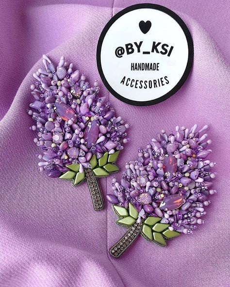 Brooch Work, Hand Beaded Embroidery, Diy Bead Embroidery, Diy Embroidery Designs, Bead Embroidery Tutorial, Hand Embroidery Patterns Flowers, Diy Embroidery Patterns, Handmade Embroidery Designs, Bead Embroidery Patterns