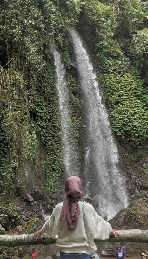 Outfit Air Terjun, Air Terjun, Muslimah Aesthetic, Travel Photo, Photo Styling, Foto Instagram, Fotografi Potret, Girls Dpz, Mehndi Designs