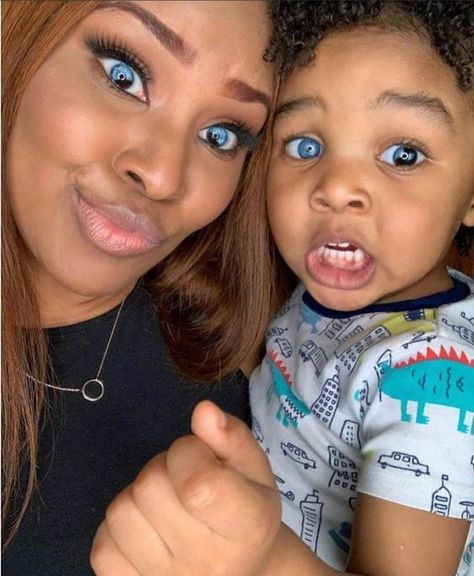 Black People With Blue Eyes, Heterochromia Eyes Aesthetic, Heterochromia Eyes, Rare Eye Colors, Rare Eyes, Dark Blue Eyes, Amazing Eyes, Beautiful Eyes Color, Photographie Portrait Inspiration