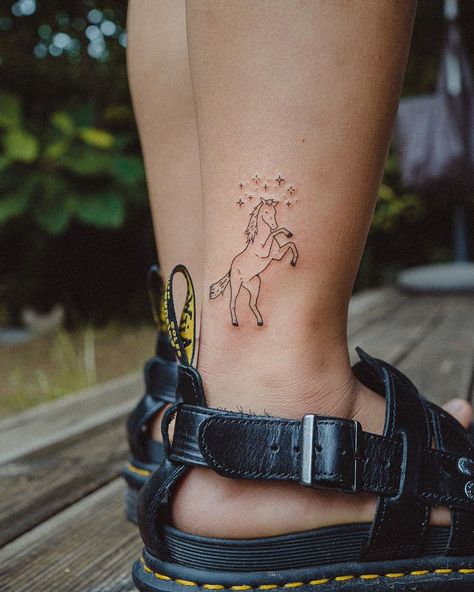 𝘽𝙤𝙣𝙜𝙠𝙚𝙚 on Instagram: “✨🐎✨ . . . #horsetattoo #simpletattoos #cutetattoos #lovettt #wheretheytatt #dsrupttt #tttism #blckink #inkedmag #inkspiration #ankletattoo…” Equestrian Tattoo, Horse Stick, Tattoo Ankle, Stick N Poke, Horse Tattoo, Ankle Tattoo, Tattoo Style, Tattoo On, Cute Tattoos