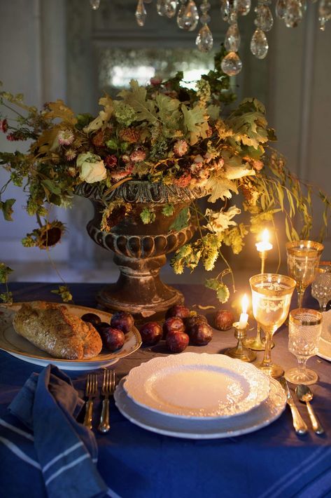 Natural autumn table - French country cottage Autumn Table Setting, Party Decorating Ideas, Neutral Holiday Decor, French Vintage Decor, Sunflower Arrangements, Victorian Table, Fall Table Centerpieces, Blue Tablecloth, Fall Floral Arrangements