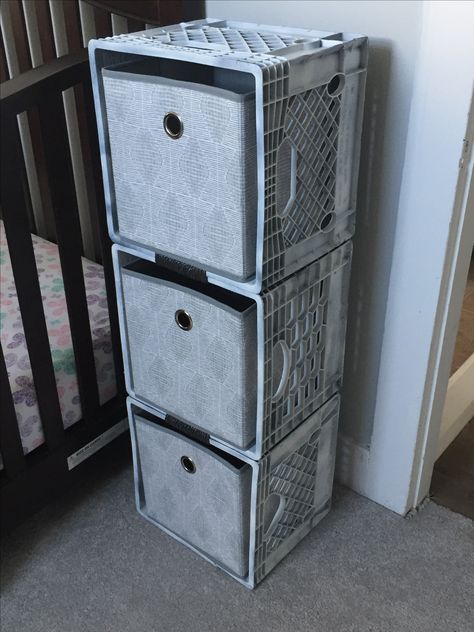 Milk crate storage: spray paint milk crates with desired color. I used dark gray rope from the dollar store to secure the front handles. Then simply add cloth baskets for hidden storage! Milk Crates Diy, Cloth Baskets, Milk Crate Furniture, Milk Crate Storage, Plastic Milk Crates, Diy Rangement, Diy Organizer, Craft Storage Organization, Crate Diy