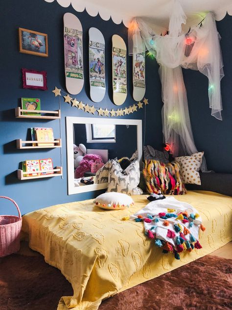 17 Delightful Eclectic Kids' Room Designs With A Cozy Look Modern Kids Room Design, Eclectic Kids Room, Eclectic Bedroom Design, Children's Bedroom Ideas, Tattoos Unique, Modern Kids Room, Gray Walls, Chalkboard Ideas, Kids Bedroom Designs