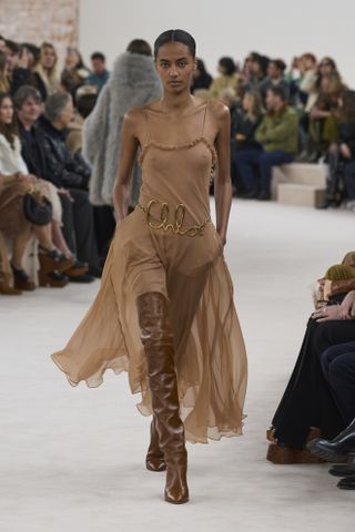 The Pretty Boho-Chic Trend Fashion People Will Be Wearing This Summer Sarah Burton, Moda Paris, Phoebe Philo, Miss Dior, Fashion People, Style Mistakes, Fashion Show Collection, Elie Saab, Fall 2024